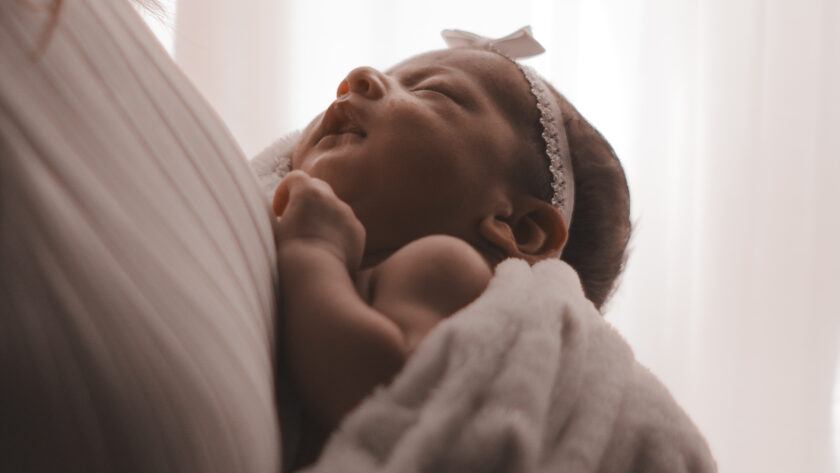 Nace una niña recién nacida, ¡bienvenida al mundo!